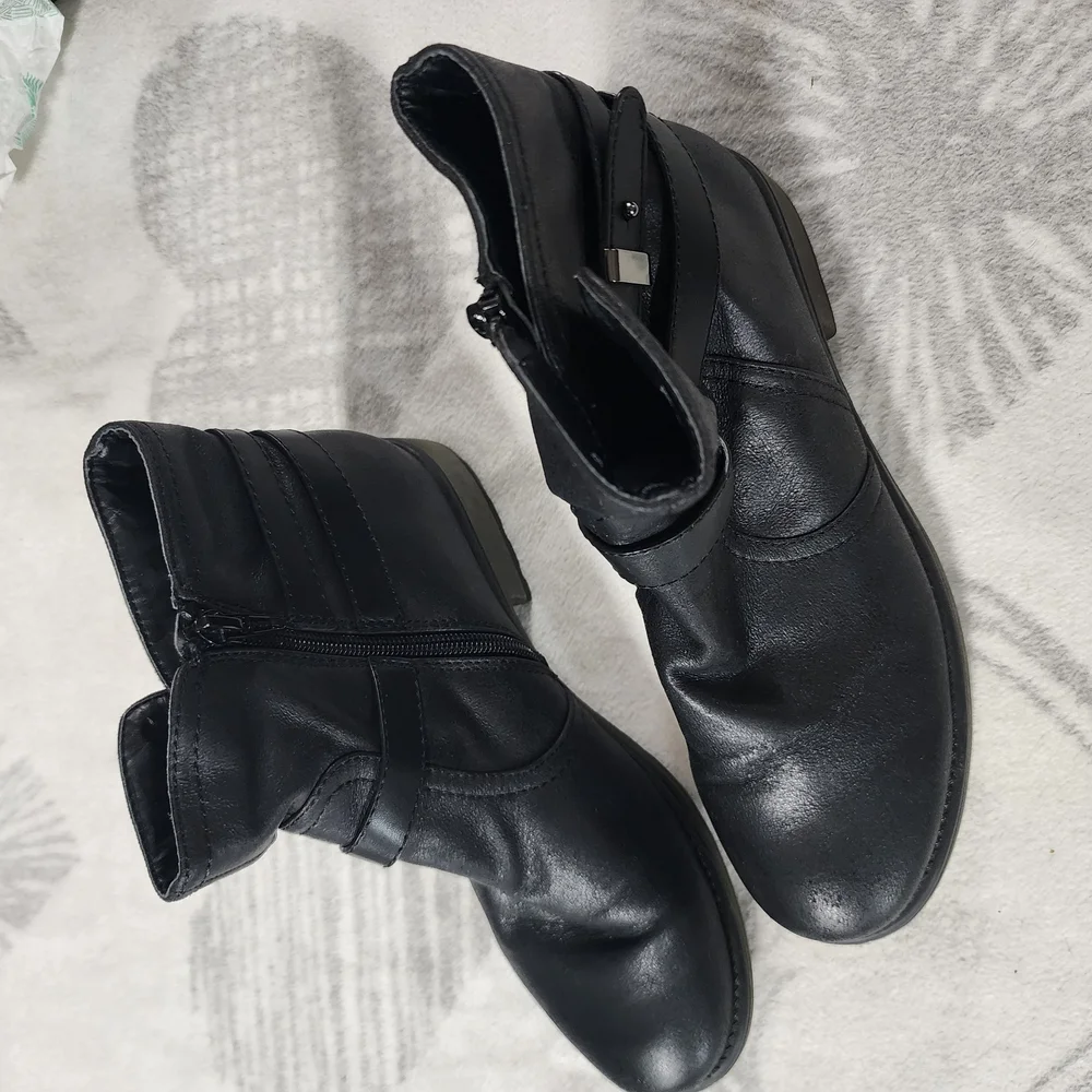 BareTraps Saint Women's Black Ankle Boots – Size 8‎